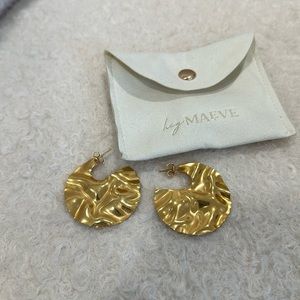 Heymaeve Hammered wavy effect gold hoop earrings